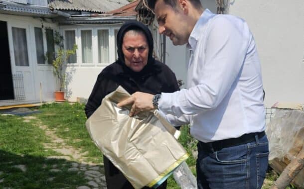 Primăria Soveja distribuie saci pentru deșeurile menajere și reciclabile către populație